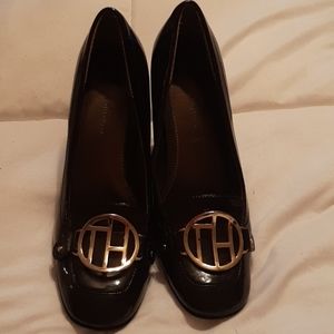 TOMMY HILFIGER PATENT LEATHER PUMPS